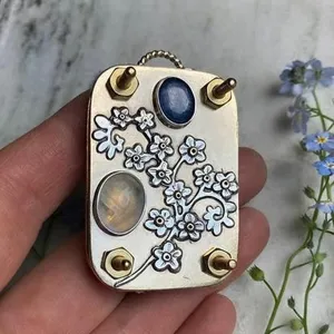 Detailansicht der handgefertigten Mini-Blumenpresse aus Metall mit Edelsteinverzierung