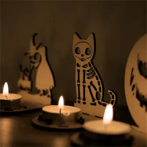 Nahaufnahme eines Halloween-Skelettkatze-Holzkerzenhalters mit warmem Teelichtglanz