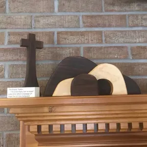 Vista detallada del set decorativo de Pascua en madera con tumba vacía y cruz.