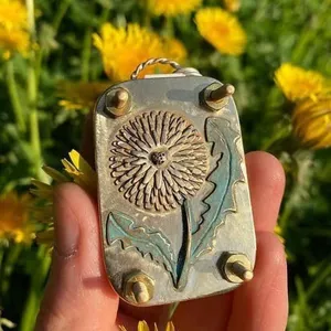 Handgefertigte Mikro-Blumenpresse aus Metall mit einer sehr feinen Löwenzahngravur