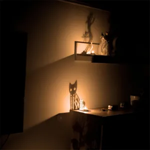 Detail des Halloween-Kerzenhalters aus Holz, der gruselige Katzenschatten wirft