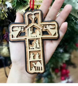 Detalle de cruz de madera tallada con escena del pesebre para decoración de Navidad