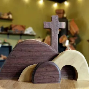 Set de decoración de Pascua minimalista en madera con tumba vacía y cruz casa
