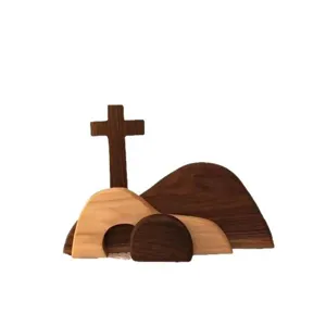 Decoración de madera artesanal para Pascua con escena de tumba vacía, cruz y colinas suaves