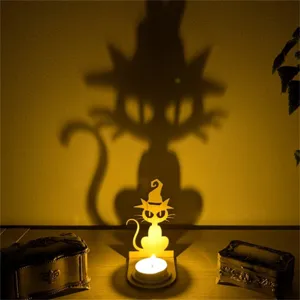 Nahaufnahme eines hölzernen Katzenkerzenhalters mit einem gruseligen Halloween-Schatten