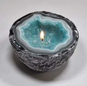 Blaue Geoden-Harzkerze mit realistischer Mineraltextur und Kristall-Innenraumdetail
