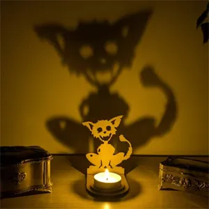 Halloween-Kerzenhalter aus Holz projiziert einen gruseligen Skelettkatzen-Schatten an die Wand