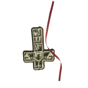 Adorno de madera en forma de cruz invertida con recortes de pesebre y cinta