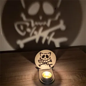 Dekorativer Halloween-Kerzenhalter aus Holz wirft Skelett-Katzen-Schatten an Wand