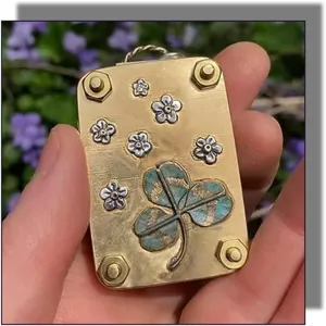 Handgefertigte Mikro-Blumenpresse aus Metall mit dekorativem Kleeblatt und Blumenmustern
