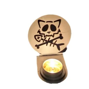 Halloween Kerzenhalter aus Holz mit Katzenschädel und Fischgräten-Design für die Party