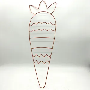 Detailansicht eines orangefarbenen Metall-Karotten-Drahtkranzrahmens für DIY-Dekor