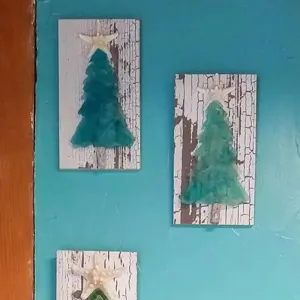 Einzigartige handgefertigte Seeglas-Weihnachtsbäume auf Altholz mit Seesternspitze.