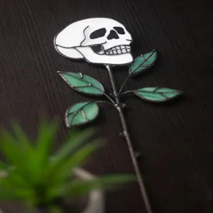 Kreatives Metall-Schädel-Blumenornament mit Buntglasblättern für Halloween-Deko