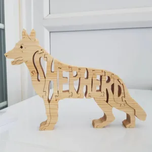 Detaillierte Nahaufnahme eines handgefertigten hölzernen Schäferhund-Puzzle-Ornaments