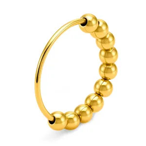 Detailansicht eines 18K vergoldeten Titanstahl-Fidget-Rings mit beweglichen Perlen