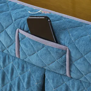 Detalle de funda de mesa calefactora acolchada con bolsillo de almacenamiento en azul.