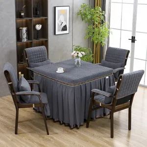 Gesteppte quadratische Tischdecke und bequeme Stuhlkissen Set fuer den modernen Heiztisch.
