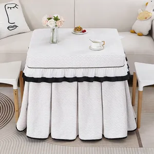 Fundas de mesa calefactora cuadrada de felpa gruesa con volantes negros, detalle acogedor.