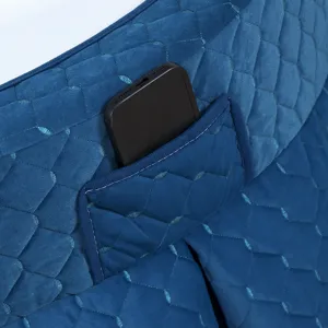 Close-up van de zak van de blauwe gewatteerde verwarmingstafelhoes, zachte stof.