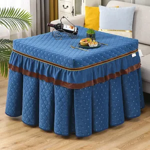 Housse de table chauffante matelassée épaissie en velours bleu pour tables carrées.
