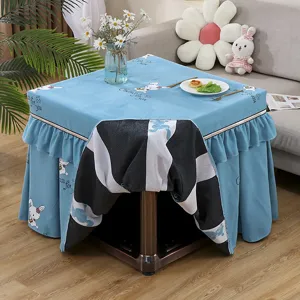 Detailansicht der blauen rechteckigen Tischabdeckung mit süßem Kaninchen-Druck und Rüschen.