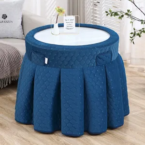 Gedetailleerd uitzicht op blauwe gewatteerde ronde verwarmingstafelhoes met plooirok.