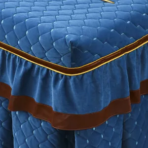 Vue rapprochée de la housse de chauffage en velours épais avec texture matelassée et volants.