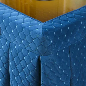 Detail de tissu en velours matelassé bleu, texture de couverture de table chauffante epaisse