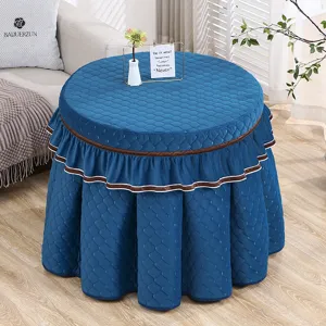Gezellig gewatteerd rond tafelkleed detail met dik pluche stof en elegante geplooide rok ontwerp.