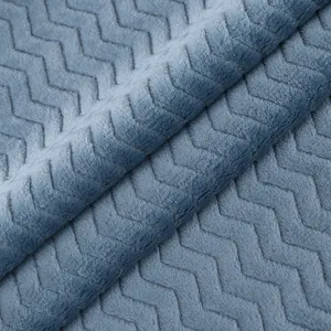 Primer plano de tela de felpa azul para funda calefactora con textura chevrón.