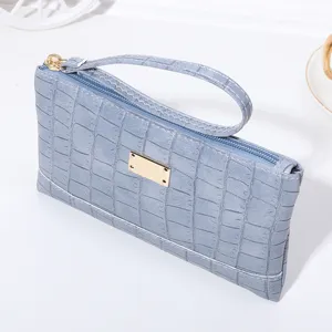 Damen blaue Kroko Muster lange Geldbörse Handtasche mit Handschlaufe und Reißverschluss Ansicht