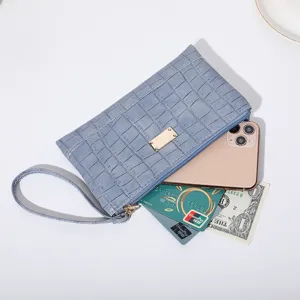 Blaues Krokodilmuster langes Portemonnaie Clutch mit Handschlaufe und Kartenfaechern.