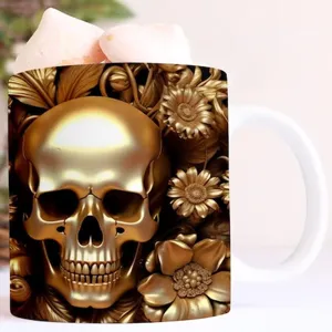 Detaillierte Nahaufnahme von 3D-Goldtotenkopf und Blumenmuster auf Keramiktasse.