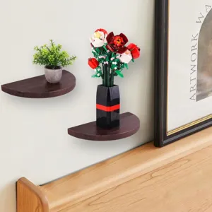 Detailansicht dunkler, halbrunder Schweberegale aus Holz mit dekorativen Wohnaccessoires