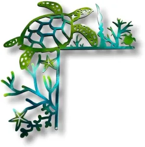 Detailansicht der Metall-Schildkröten-Türrahmendekoration mit grün-blauem Farbverlauf