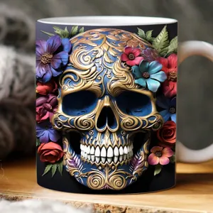 Detailansicht der 3D-Prägung eines Keramikbechers mit Totenkopf und Blumendesign