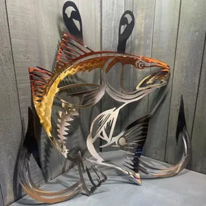 Detailansicht von Metallfischkunst mit Regenbogenpatina und Angelhakendesign.