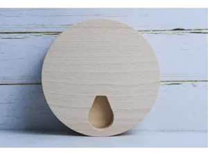Detalle en primer plano de un pastillero circular de madera de haya con textura natural lisa.