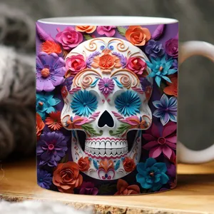 Detailansicht des 3D-Zuckerschädel-Blumenmusters auf einer Halloween-Keramiktasse