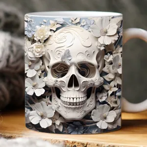 Detailansicht einer 3D-Keramiktasse mit floralem Totenkopf auf einem Holztisch.