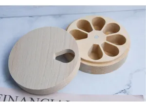 Detalle macro de un pastillero minimalista de madera de haya de 7 compartimentos, natural