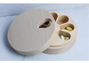Vista de cerca de un pastillero de madera de haya de 7 compartimentos con veta natural.