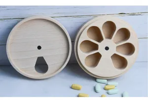 Vista detallada del interior de 7 compartimentos de madera de haya para pastillas