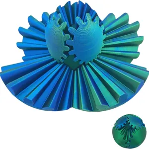 Detailansicht eines 3D-gedruckten mechanischen Zahnradballs in Blau-Grün-Verlauf.