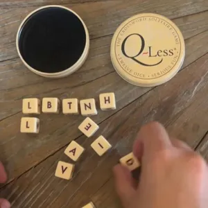 Q-Less Kreuzworträtsel-Solitärspiel mit 12 Holzwürfeln und Aufbewahrungsdose