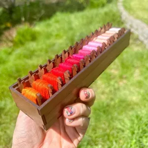 Hochwertiges Stickgarn-Spulenset aus Holz in Tierform mit bunten Fäden in einer Box