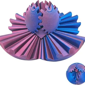 Nahaufnahme des 3D-gedruckten Zahnradballs mit irisierenden lila und blauen Details