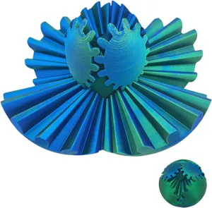 Detailansicht des 3D-gedruckten Zahnradballs mit offener Struktur und Kugelform.