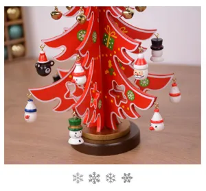 Nahaufnahme eines roten hölzernen Weihnachtsbaums mit verschiedenen handbemalten Anhängern